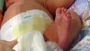 Žena nestihla prísť do nemocnice. Musela rodiť na parkovisku