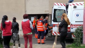 Chcel pomôcť kolegovi, kosačka mu odťala tri prsty