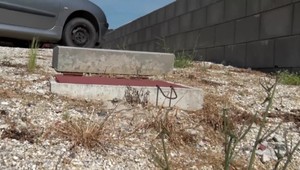 Dvojročné dievčatko spadlo do šachty. Policajti zmenili nehodu na ublíženie na zdraví