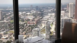 Chlapec zomrel v reštaurácii, zasekol sa medzi stenou a stolom