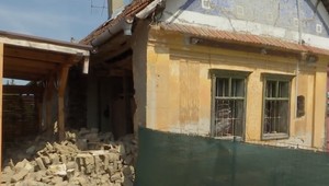 Manželia si nevedia poradiť so susedom. Padá im do dvora jeho stena