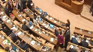 Stav súčasnej vlády je neistý. Možností na záchranu je viacero