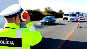 Pokute za priestupok sa cudzinci nevyhnú ani keď ich hneď nezastavia policajti