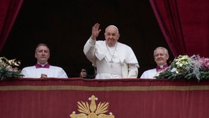 Požehnanie Urbi et Orbi: Pápež vyzval na prepustenie rukojemníkov a ukončenie vojny v Gaze