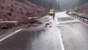 Za Donovalmi sa zosunul svah na cestu. Doprava je obmedzená