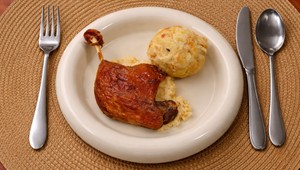 Konfitované kačacie stehno s knedlíkom a kapustou