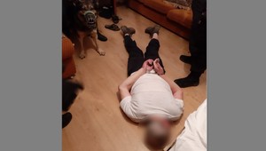 Muž mal fyzicky zaútočiť na manželku. Po príchode policajtov vykrikoval, že každého zabije