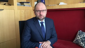 Richard Sulík: Jedna tvár v Bruseli, druhá doma – protiproeurópský postoj Fica