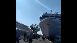 VIDEO: Výletná loď v Benátkach narazila do móla v prístave. Niekoľko ľudí sa zranilo