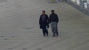 Krádež v mäsiarstve. Polícia pátra po totožnosti mužov, ktorých svedectvo môže pomôcť