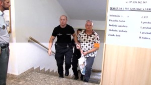 Muž, ktorý dobodal matku dvoch detí sa opäť postavil pred súd