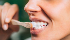 Konečne domáce bielenie zubov, ktoré odporúčajú aj odborníci: Táto zmes vám zmení chrup