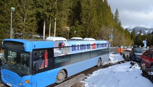 Skibusy na Liptove zvážajú lyžiarov na zábavu do mesta