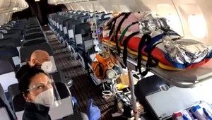 Prevoz covidového pacienta vládnym špeciálom: Prečo sa nepomôže viacerým naraz?