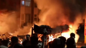 Chaos v uliciach: Výtržníci podpálili autobus a prevrátili policajné auto