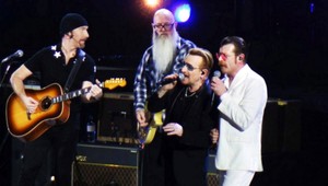 Americká skupina Eagles of Death Metal opäť vystúpila v Paríži, na koncerte U2