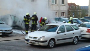Požiar na Dlhých dieloch! Zhorelo osobné auto