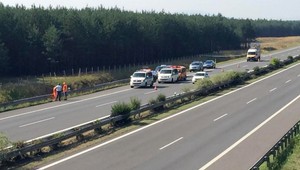 Vážna dopravná nehoda na diaľnici D2, jeden cestujúci zomrel