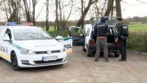 Bežná kontrola sa zmenila na divokú naháňačku. Vodič na útek dôvod mal