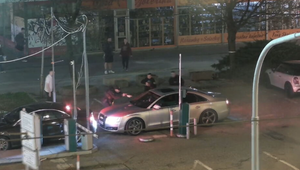 Vodič, ktorý zničil Kamenné námestie v Bratislave, je pre políciu známa firma. Už rok je v pátraní