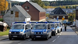 Muž vrazil autom do skupiny ľudí. Zatkli ho pre pokus o zabitie