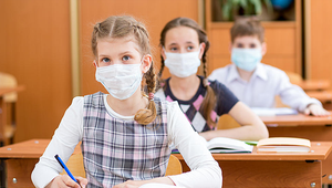 Falošní pozitívni, policajný štát a preukaz na nenosenie rúška. Tieto hoaxy najčastejšie kolujú internetom