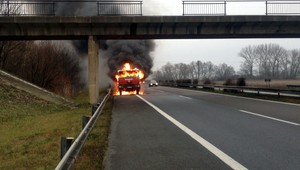 Na diaľnici D1 horel nákladiak, vodič vyskočil z okna