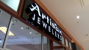 Dvojici zlodejov stačilo presne 6 minút na vyplienenie zlatníctva, škoda je závratná