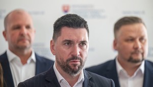 Minister Takáč mal pri zakopávaní likvidovaných zvierat klamať, tvrdia liberáli