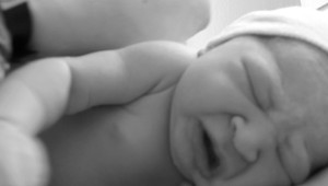 Matka vyhodila z okna novorodeniatko