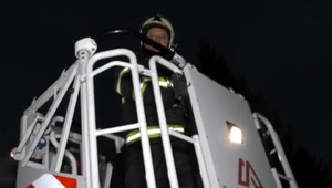 Komplikovaný zásah hasičov. Staršia žena sa zamkla v byte a vyhrážala sa, že vyskočí