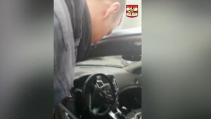 Rozpálené auto, v ktorom bolo zavreté batoľa, dostalo poruchu. Polícia ho vyslobodila v poslednej chvíli