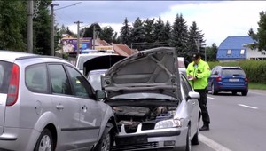 Muž jediným nárazom zdemoloval štyri autá