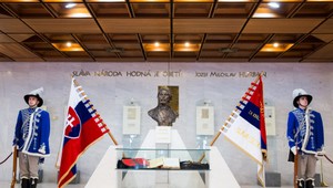 Čestná stráž stráži štátne symboly, zatiaľ len na skúšku