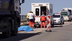 Do muža (†62) nacúval pri frézovaní cesty s nákladiakom kolega