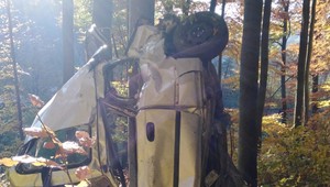 Mladý vodič v noci narazil vo vysokej rýchlosti do svahu a auto zostalo na strome. Našli ho až ráno