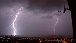 Meteorológovia varujú pred silným dažďom a búrkami. Vydali výstrahy