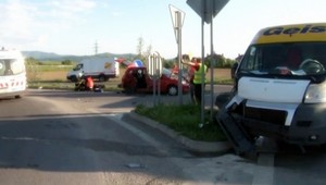 Zrážka áut vo vysokej rýchlosti. Dvaja muži skončili v nemocnici