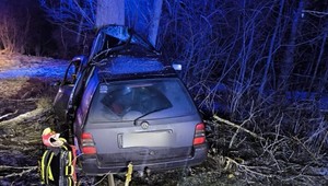 Pri dopravnej nehode zomrel 18-ročný vodič, auto skončilo v strome