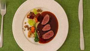 Srnčí chrbát v bylinkovej kruste s orechami a so zelerovo-jablkovým pyré