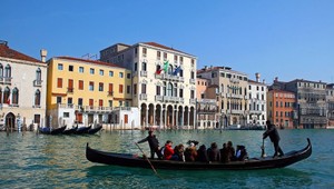 Migrant skočil v Benátkach do kanála, utopil sa