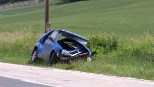 Pred dvoma týždňami sa v Brodzanoch stala nehoda. Auto je v priekope dodnes
