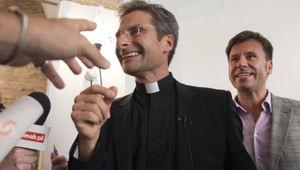 Som šťastný homosexuálny kňaz, vyhlásil vysokopostavený vatikánsky teológ