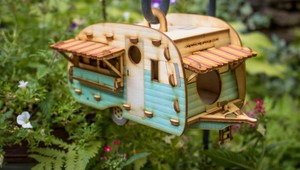 Máte radi vtáky, ale pripadajú vám kŕmidlá nudné? Riešením je tento retro karavan