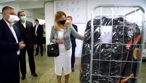 Prezidentka Čaputová v práčovni. Perú sa v nej uniformy pre čestnú stráž