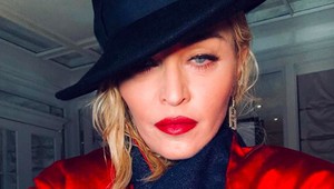 Madonna sa na staré kolená zbláznila. Sliny a odhalené prsia!