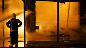 Chlapec, ktorého rodičia vyhodili z okna neprejavuje známky života