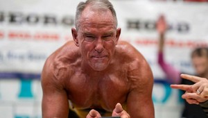 Neskutočné! Tento muž prelomil svetový rekord v plankingu