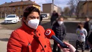 Policajt mal udrieť dieťa z miestnej osady. Vraj ho predbehlo v rade