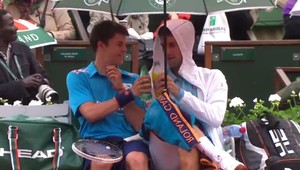 Nole, klobúk dole! Šoumen Novak vonia človečinou! Podávač loptičiek neveril...